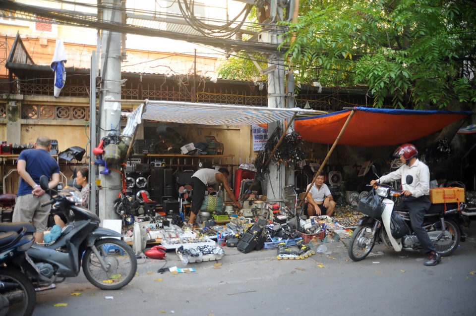 Những khu chợ kỳ dị, độc đáo chỉ có ở Việt Nam - 13 Chợ giời hay còn gọi chợ Hòa Bình là chợ đồ cũ nổi tiếng ở Hà Nội được hình thành vào khoảng những năm 1954 - 1955. Chợ giời bao gồm đoạn cuối của phố Huế và một phần các phố Đồng Nhân, Trần Cao Vân, Chùa Vua, Thịnh Yên, Yên Bái 2, liên thông cả sang (một phần) khu chung cư Nguyễn Công Trứ và một số ngõ nhỏ hình thành nên. Các sạp hàng bày san sát từ trong chợ ra đến tận ngoài chợ và người mua có thể đi xe máy đến tận từng sạp hàng để mua bán.