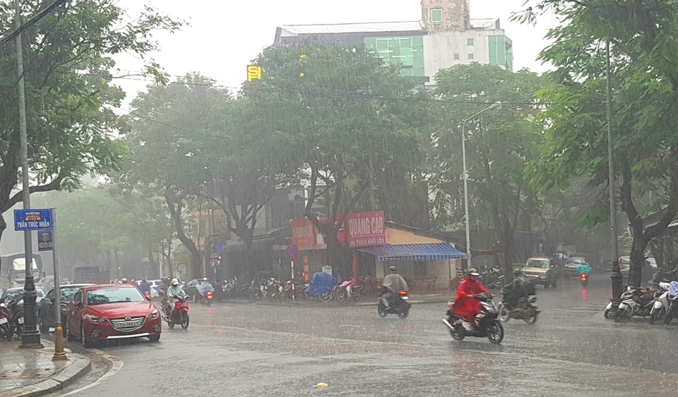 Chiều nay, học sinh các vùng ven biển Thừa Thiên Huế nghỉ học do áp thấp nhiệt đới - 1 Mưa lớn đã bắt đầu xuất hiện tại Huế sáng 9/10