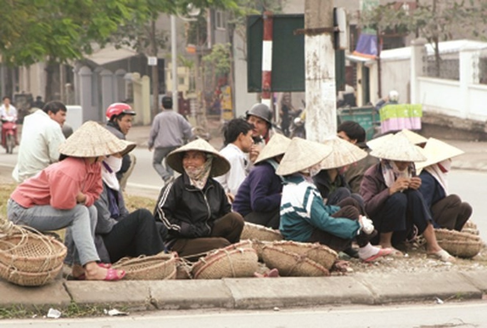 Nông dân lên thành phố: "Hơn 50% là làm việc chân tay" - 1 Số lao động nông thôn lên thành phố chỉ một số ít có việc làm vị trí cấp cao, cấp trung do được đào tạo, phần đông là làm việc chân tay, thu nhập thấp.