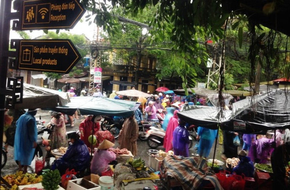 Bình ổn giá cả hàng tiêu dùng vùng bão lũ - 1 Thời điểm này, những vùng ảnh hưởng nặng nề bởi bão lũ vẫn chưa phải dùng tới hàng dự trữ.