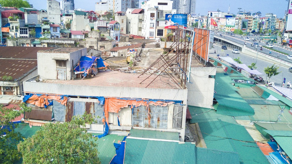Hà Nội: Chợ Ngã Tư Sở từ "huy hoàng" đến "sống dở chết dở" - 3
Trong khi đó, chợ Ngã Tư Sơ ngày một trở nên xập xệ, xuống cấp.