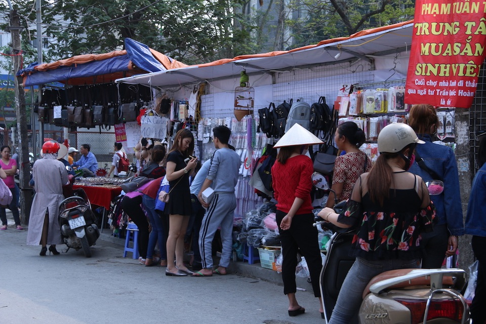 Hà Nội: Chợ tràn ra đường ngay trong cao điểm dọn dẹp vỉa hè - 12 Một số ki ốt dựng tạm ngay đầu phố Phan Văn Trường giao với Xuân Thủy vẫn tấp nập người mua bán khi lực lượng chức năng đi qua.