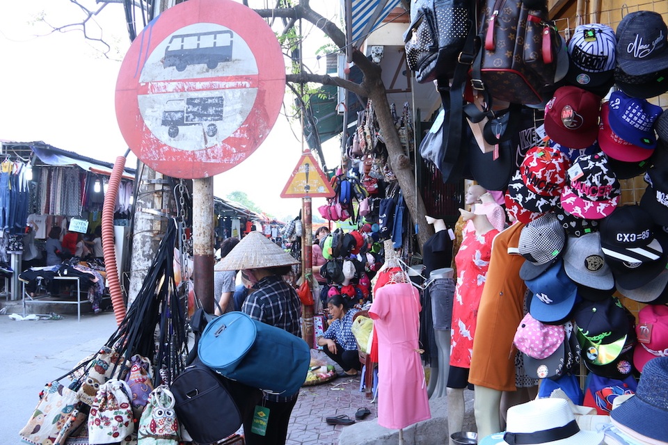 Hà Nội: Chợ tràn ra đường ngay trong cao điểm dọn dẹp vỉa hè - 6
Thêm một cột biển cảnh báo giao thông ở giữa phố Phan Văn Trường không còn chức năng, thành nơi treo hàng hóa của các hộ kinh doanh.