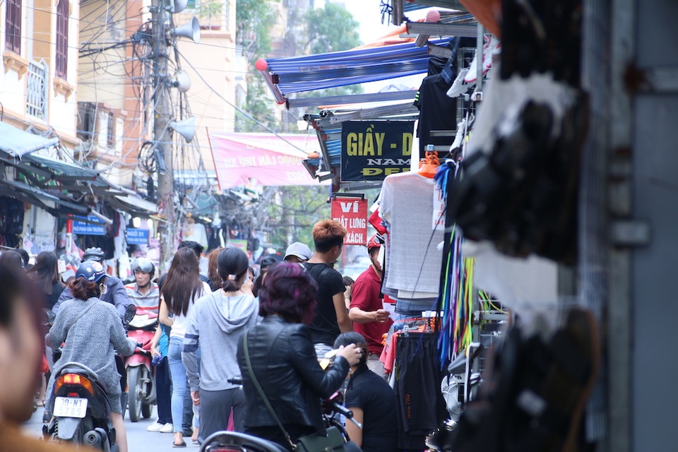 Hà Nội: Chợ tràn ra đường ngay trong cao điểm dọn dẹp vỉa hè - 11 Hàng loạt mái che của hộ kinh doanh lấn ra giữa lòng đường phố Phan Văn Trường.