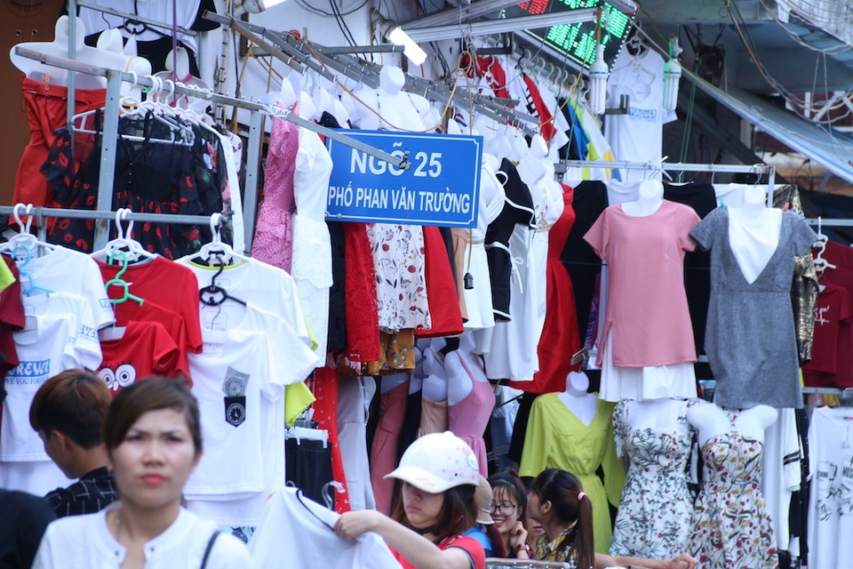 Hà Nội: Chợ tràn ra đường ngay trong cao điểm dọn dẹp vỉa hè - 4
Phần lớn những con ngõ trong phố Phan Văn Trường đều bị vây kín bởi hàng hóa của các hộ kinh doanh. Nhiều người còn tận dụng ngay biển số của ngõ để treo hàng hóa bầy bán.