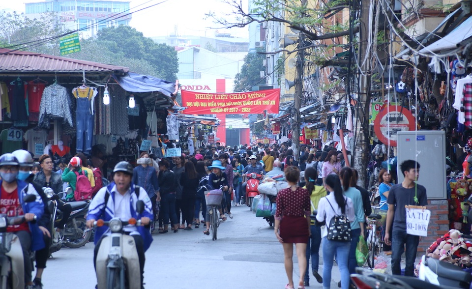 Hà Nội: Chợ tràn ra đường ngay trong cao điểm dọn dẹp vỉa hè - 2
Phố Phan Văn Trường có chợ Nhà Xanh luôn tấp nập từ sáng sớm đến tận đêm khuya. Tại đây, vỉa hè gần như không có, nhà dân, hộ kinh doanh sát với lòng đường. Ở hai mép đường đã được kẻ vạch sơn trắng để phân biệt nhưng không thể ngăn các hộ kinh doanh lấn ra tận lòng đường.