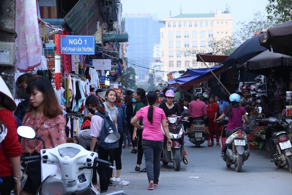 Hà Nội: Chợ tràn ra đường ngay trong cao điểm dọn dẹp vỉa hè - 10
Những ngày qua, theo quan sát của phóng viên Dân trí, lực lượng chức năng có xuất hiện xử lý các gánh hàng rong ở phố Phan Văn Trường, nhưng việc dẹp vỉa hè và lòng đường không có hiệu quả.