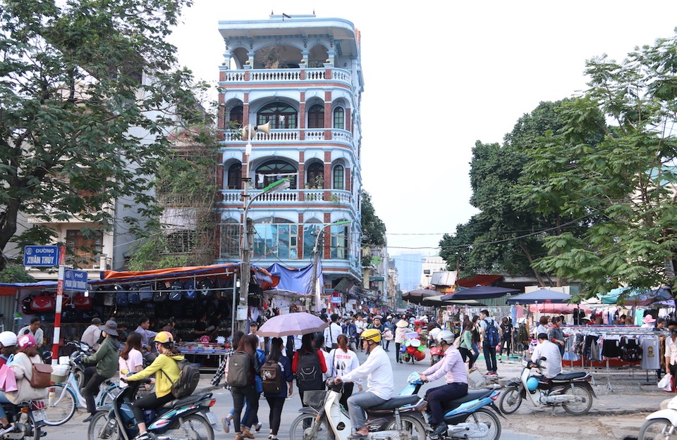 Hà Nội: Chợ tràn ra đường ngay trong cao điểm dọn dẹp vỉa hè - 1
Hà Nội đang trong thời gian cao điểm lấy lại vỉa hè cho người đi bộ trên toàn thành phố. Việc lấy lại vỉa hè đang lan tỏa tới từng góc phố. Tuy nhiên không phải ở bất cứ nơi nào việc lấy lại vỉa hè cho người đi bộ cũng gặp thuận lợi. Phố Phan Văn Trường quận Cầu Giấy, Hà Nội là một ví dụ.