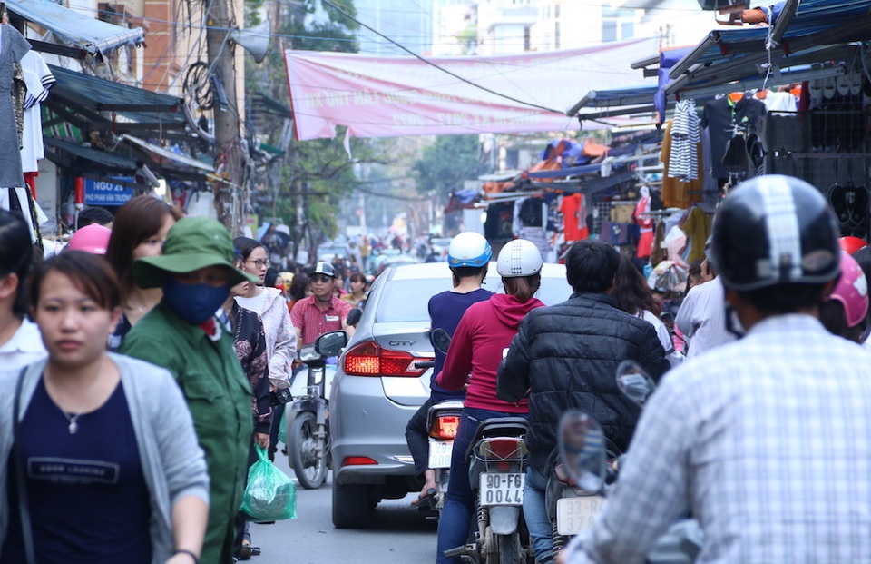 Hà Nội: Chợ tràn ra đường ngay trong cao điểm dọn dẹp vỉa hè - 3
Phố Phan Văn Trường nối với đường Xuân Thuỷ, đầu còn lại nối với phố Trần Quốc Hoàn nên số lượng phương tiện giao thông cần qua lại lớn. Tuy vậy, đã từ lâu con phố này gần như mất đi chức năng lưu thông vì luôn tắc nghẽn do người kinh doanh buôn bán chiếm một phần lòng đường, phần còn lại là của người đi chợ.