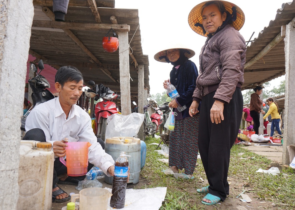 Mật mía - không thể thiếu trong việc chế biến món bánh ngào, nấu chè hay kho cá. Mỗi chai mật mía như thế này được bán với giá 50 nghìn đồng.