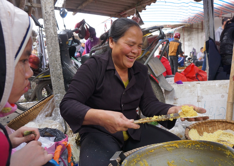 Bánh kê - một thức quà dân giã bán quanh năm nhưng trong phiên chợ cuối năm, người phụ nữ này bán được 400 chiếc với giá 5.000 đồng/chiếc, tính ra thu được 2 triệu đồng/buổi chợ.