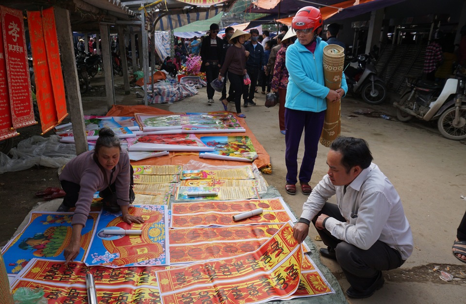 Câu đối đỏ được bày bán tại chợ Dinh trong phiên chợ cuối năm.