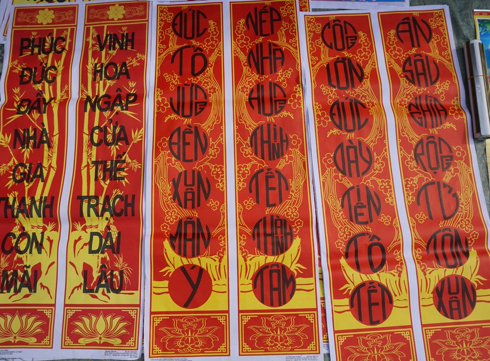 Có lẽ đây là phiên chợ quê hiếm hoi ở Nghệ An còn bày bán câu đối vào dịp Tết Nguyên đán.