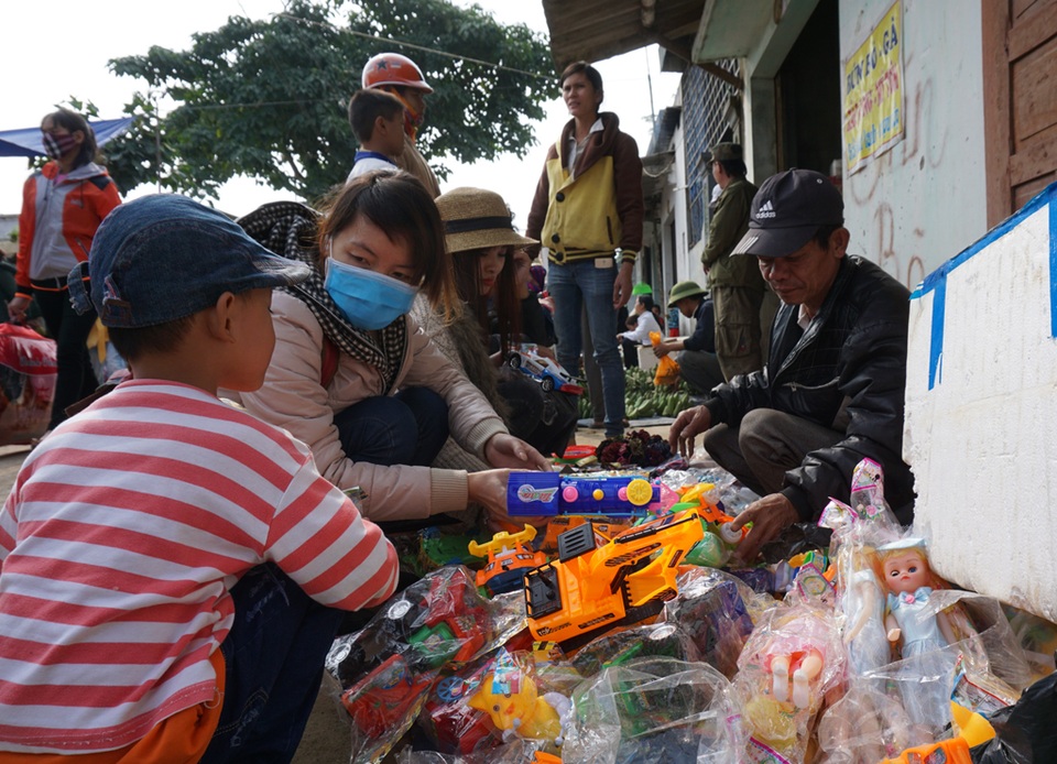 Những đứa trẻ may mắn hơn thì được mẹ mua cho cả đồ chơi, dẫu là hàng không rõ nguồn gốc với những đứa trẻ quê thì vấn đề đó không mấy quan trọng, miễn là có thứ để khoe với bạn bè trong mấy ngày Tết.