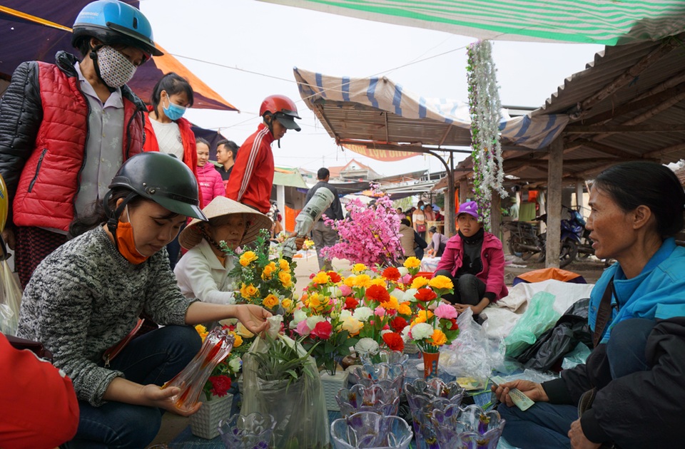 Người quê ăn chắc, mặc bền, thay vì mua hoa tươi tốn kém mà thời gian chưng Tết ngắn, họ chọn mua hoa nhựa để bày cả năm.