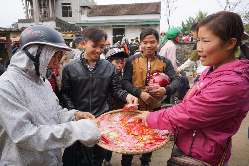 Người dân chọn mua bao lì xì mừng tuổi cho con trẻ.
