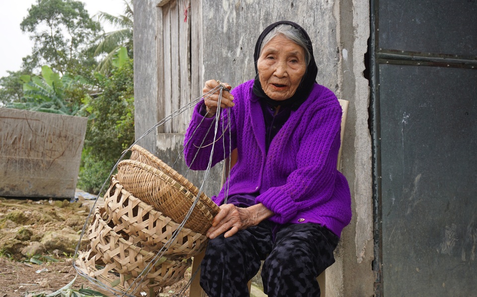 Những chiếc rế được đan bằng tre, dùng để treo thức ăn, tránh chó mèo ăn vụng tưởng đã không còn tồn tại nhưng đã hiện hữu tại phiên chợ quê. Dụng cụ này hiện nay không còn mấy ai sử dụng, ngoại trừ một số cụ già, không quen sử dụng tủ lạnh để bảo quản thức ăn.