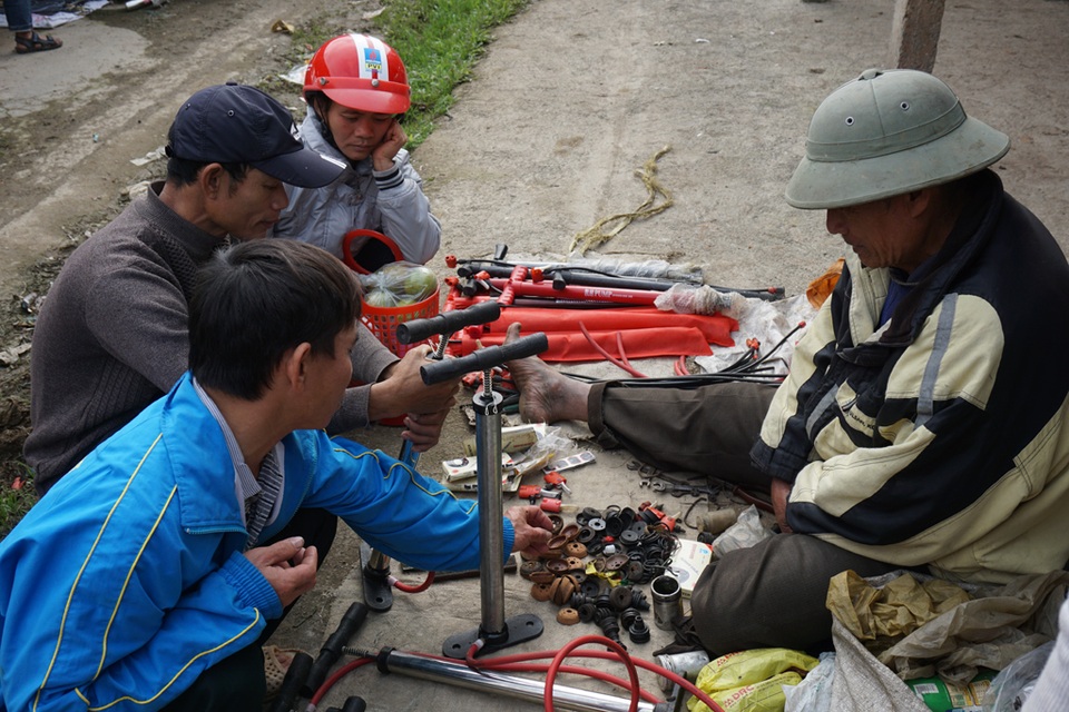 Đi chợ quê ngày cuối năm mới được thấy lại mặt hàng tưởng chừng chỉ còn trong hoài niệm của những người già: những chiếc vòng địu được sử dụng trong chiếc bơm tay.
