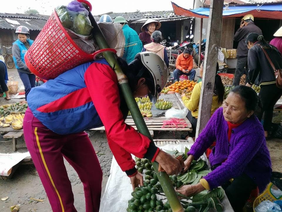 Rộn ràng chợ quê ngày Tết - 2 Người dân tranh thủ mua cau.