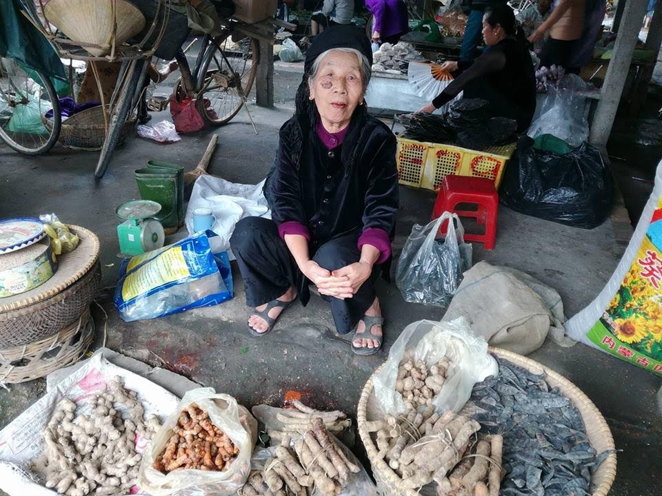 Rộn ràng chợ quê ngày Tết - 4 Từ củ gừng, củ nghệ... được bày bán.