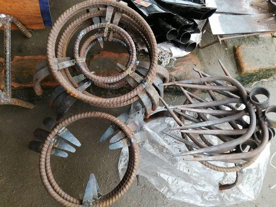 Rộn ràng chợ quê ngày Tết - 6 Những cái kiềng, cái cào được những thợ rèn ở Thanh Chương làm đem bán ở chợ quê trong ngày Tết.