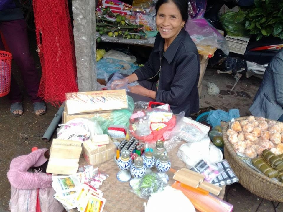 Rộn ràng chợ quê ngày Tết - 8 Đèn dầu một thuở giờ cũng được bày bán.