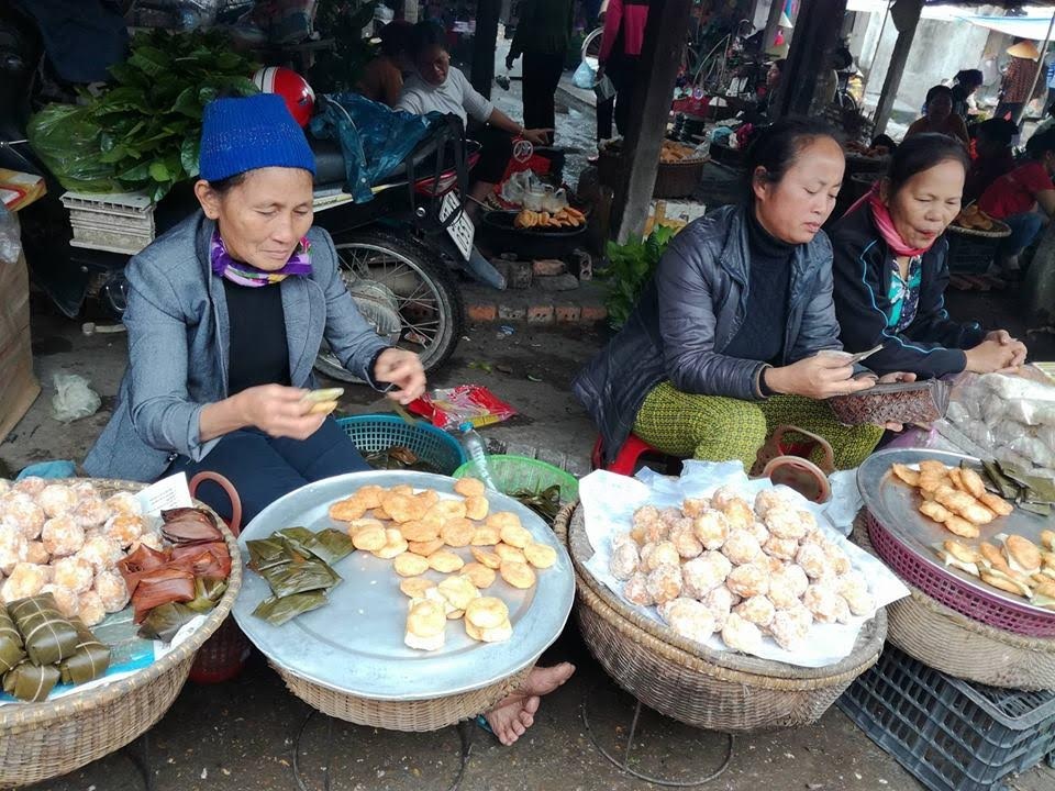 Rộn ràng chợ quê ngày Tết - 9 Đến những chiếc bánh rán, bánh chưng nhỏ do người dân tự làm.