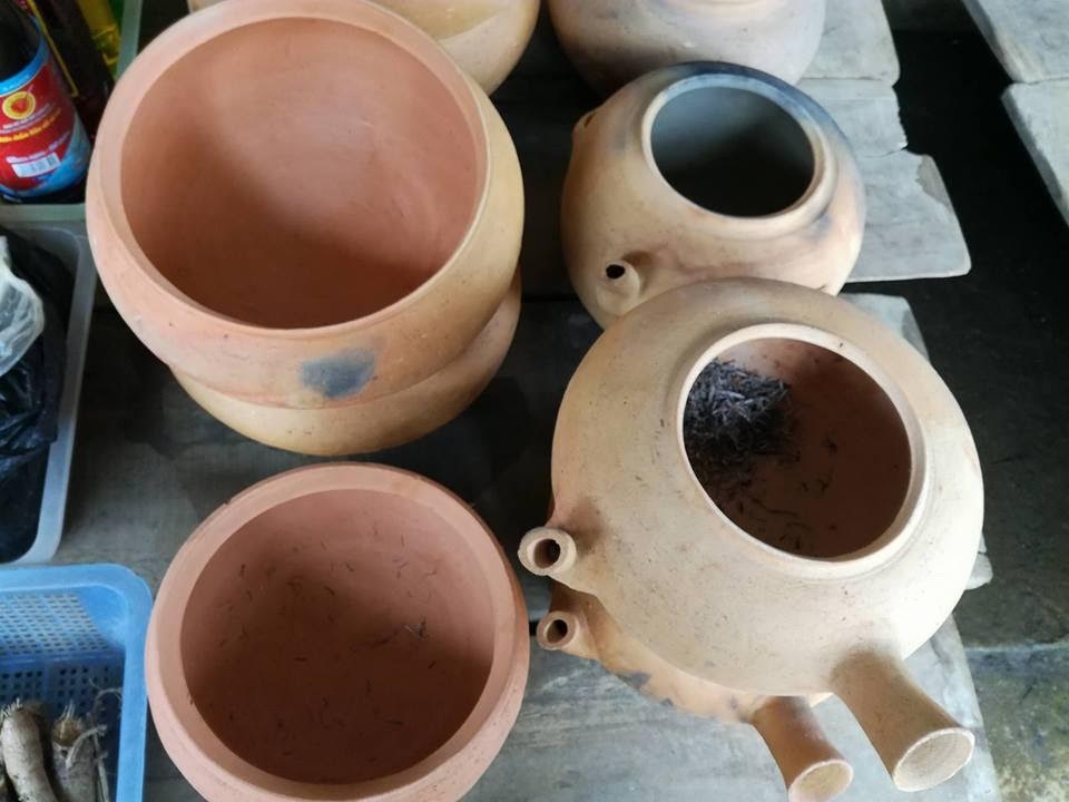 Rộn ràng chợ quê ngày Tết - 11 Những chiếc nồi đất được đem bán đủ loại.