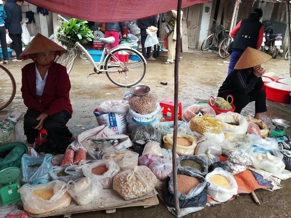 Rộn ràng chợ quê ngày Tết - 15 Hàng đậu hạt, ngô, lạc... đến cam được bày bán la liệt.