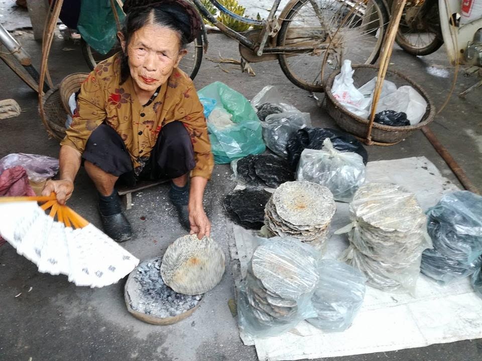 Rộn ràng chợ quê ngày Tết - 17 Hồn quê trong những chiếc bánh đa quạt than.