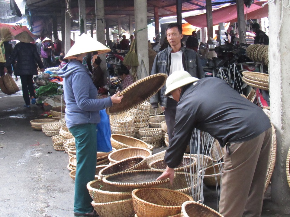 Rộn ràng chợ quê ngày Tết - 20 Tết đến mọi nhà đều sắm cho mình một cái rá, cái rổ, cái thúng... nên chợ quê ngày Tết mặt hàng này được bày bán khá nhiều, đủ loại.