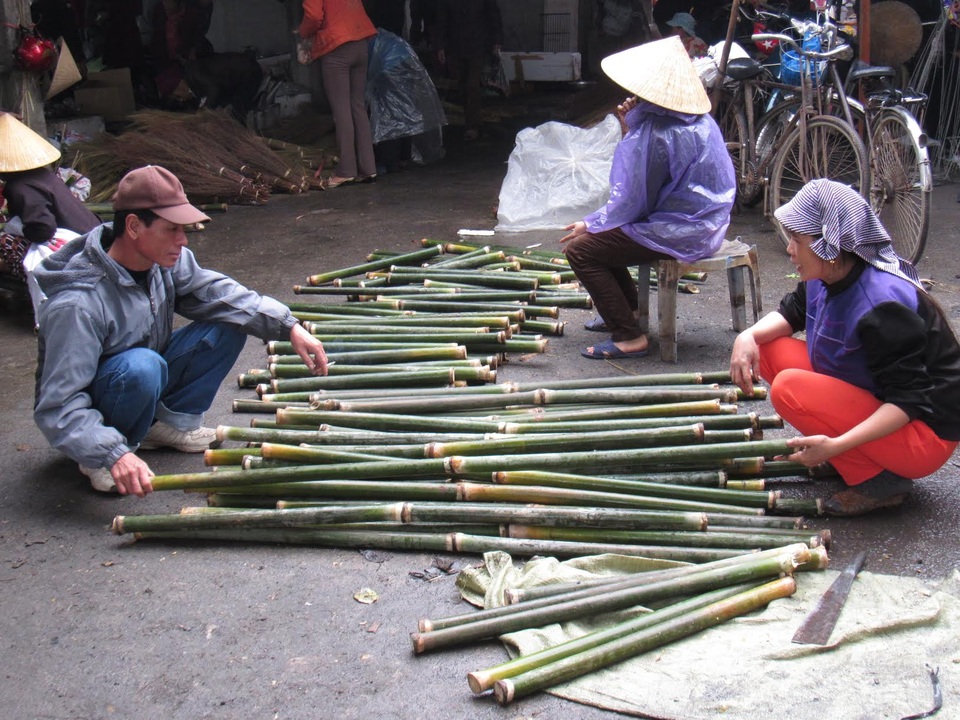 Rộn ràng chợ quê ngày Tết - 25 Mặt hàng lá dong, cây giang được đưa từ rừng ra bán với số lượng lớn và thu hút người mua.