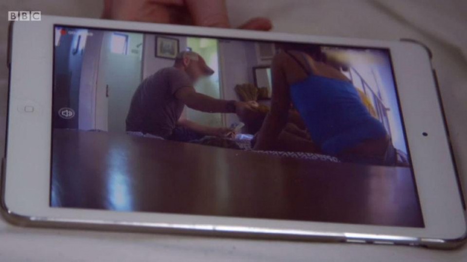 
Cảnh một bà mẹ trao đổi con của mình với khách hàng.
