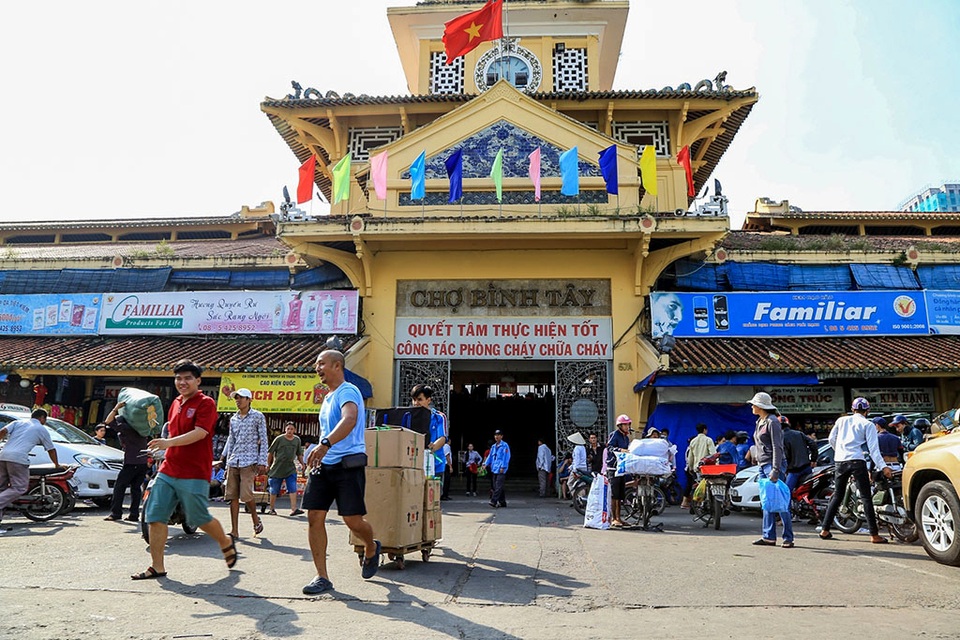 Tiểu thương chợ Bình Tây điêu đứng trong chợ tạm dịp cận Tết - 3 Chợ Bình Tây được biết đến với tên gọi Chợ Lớn (mới) do thương gia người Hoa là Quách Đàm bỏ tiền xây năm 1928 theo kỹ thuật của Pháp.