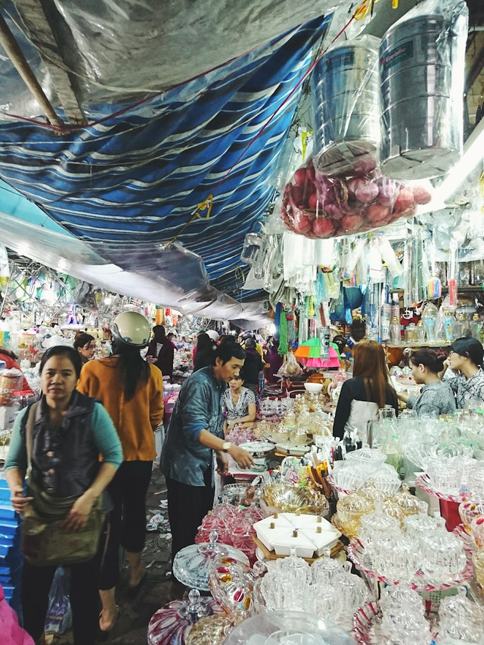 Khu vực hàng thủy tinh, sứ lấp lánh trong đêm chợ cuối năm