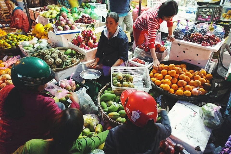 Người mua tha hồ lựa chọn nhiều loại trái cây tươi mới để cúng ông bà ngày cuối năm