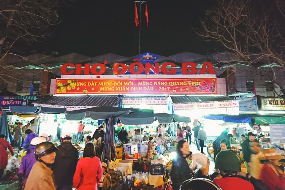 Cổng chợ Đông Ba 118 năm tuổi nhộn nhịp người đêm cuối năm cũ Bính Thân