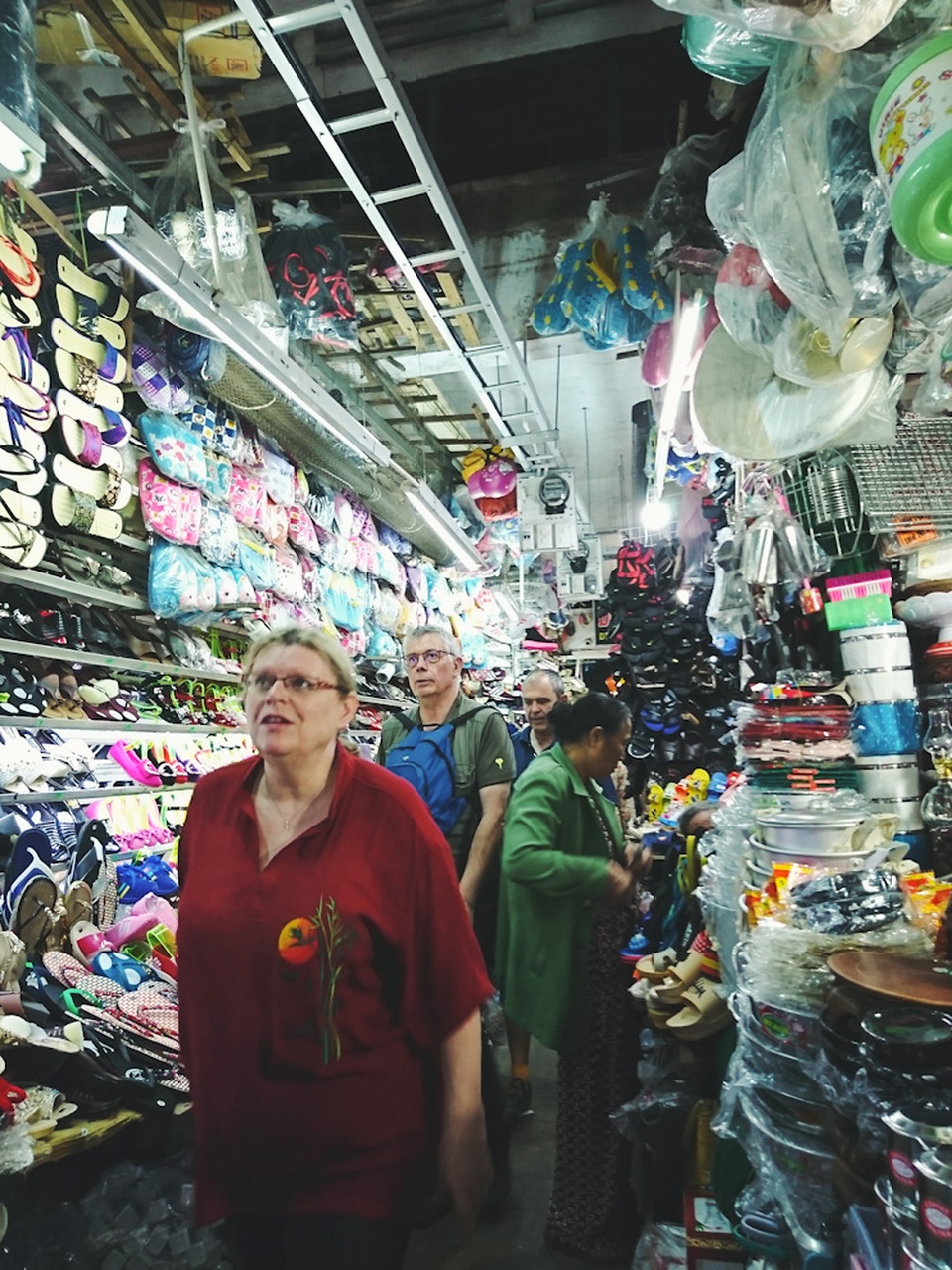 Khách du lịch quốc tế vẫn chưa muốn rời khu chợ cổ truyền đất cố đô này dù trời đã tối