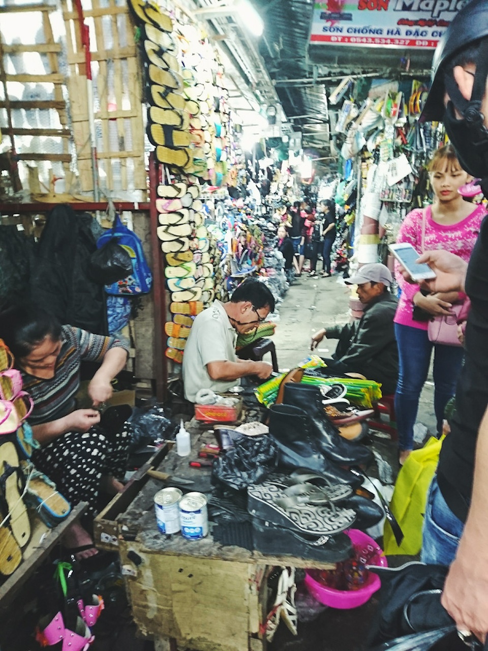 Gia cố những đôi giày mới mua để kịp mang những ngày Tết