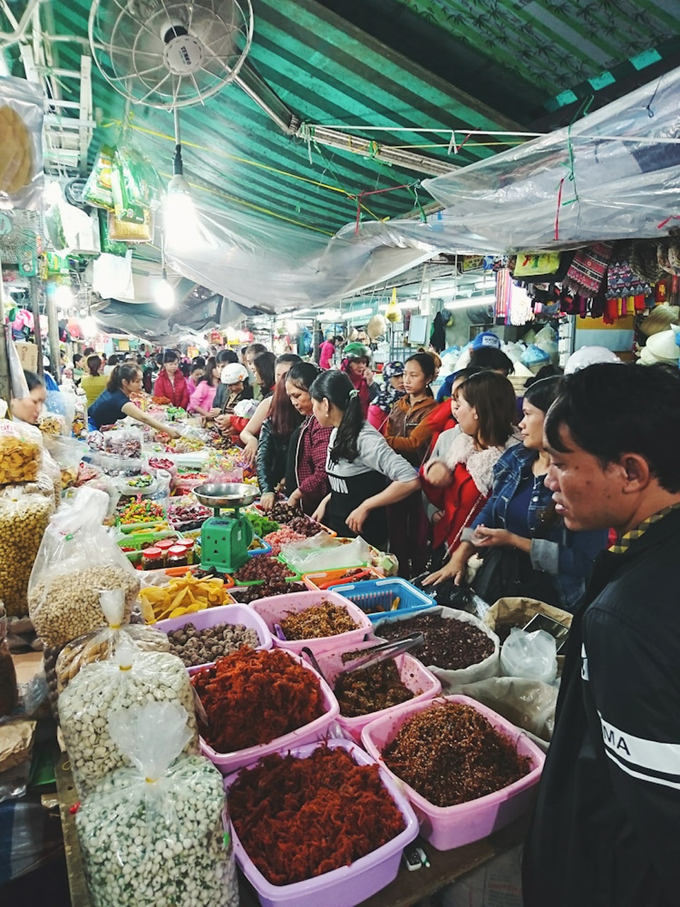 Hàng mứt Huế chật kín người mua