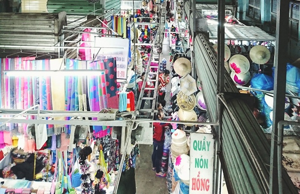 Các gian hàng nón lá, áo dài thưa khách vì những mặt hàng này được người dân mua sắm từ trước chứ không để cận Giao thừa