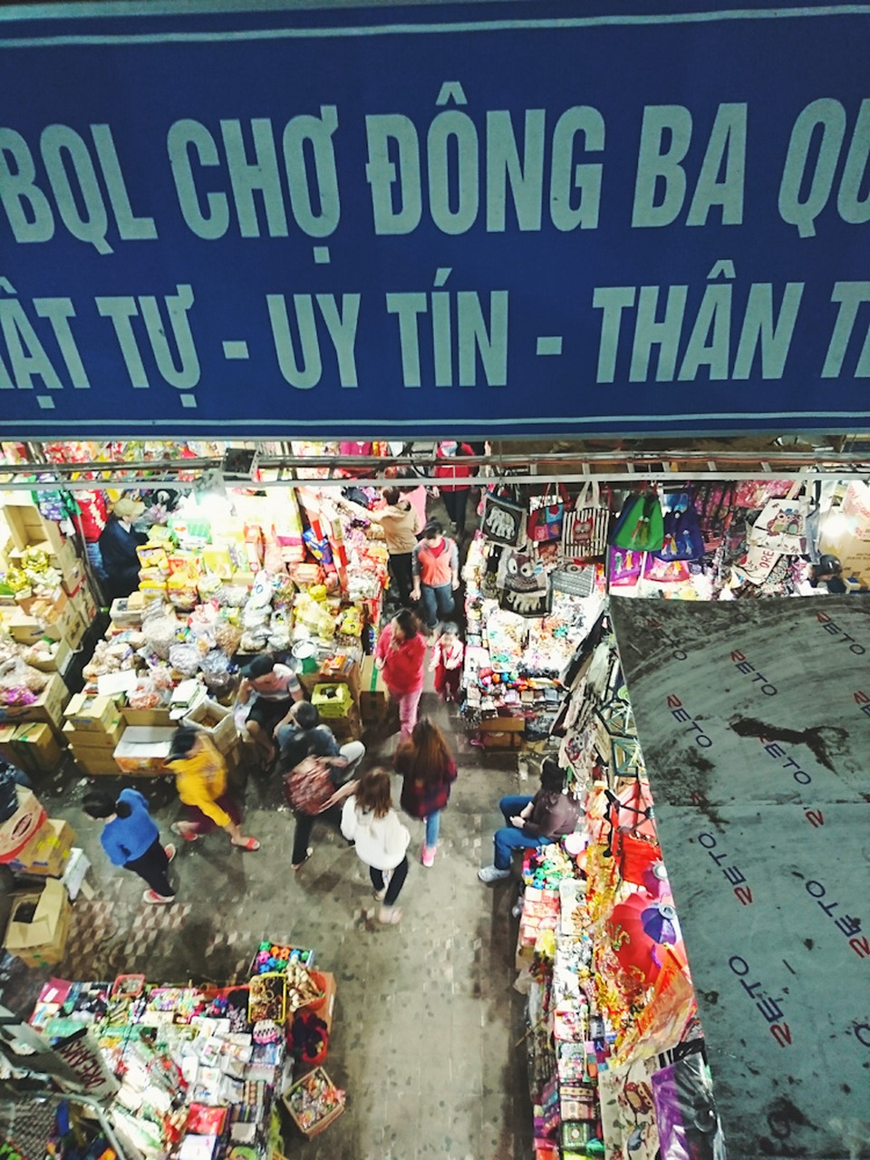 Ngôi chợ ngoài 100 tuổi về đêm càng đẹp hơn