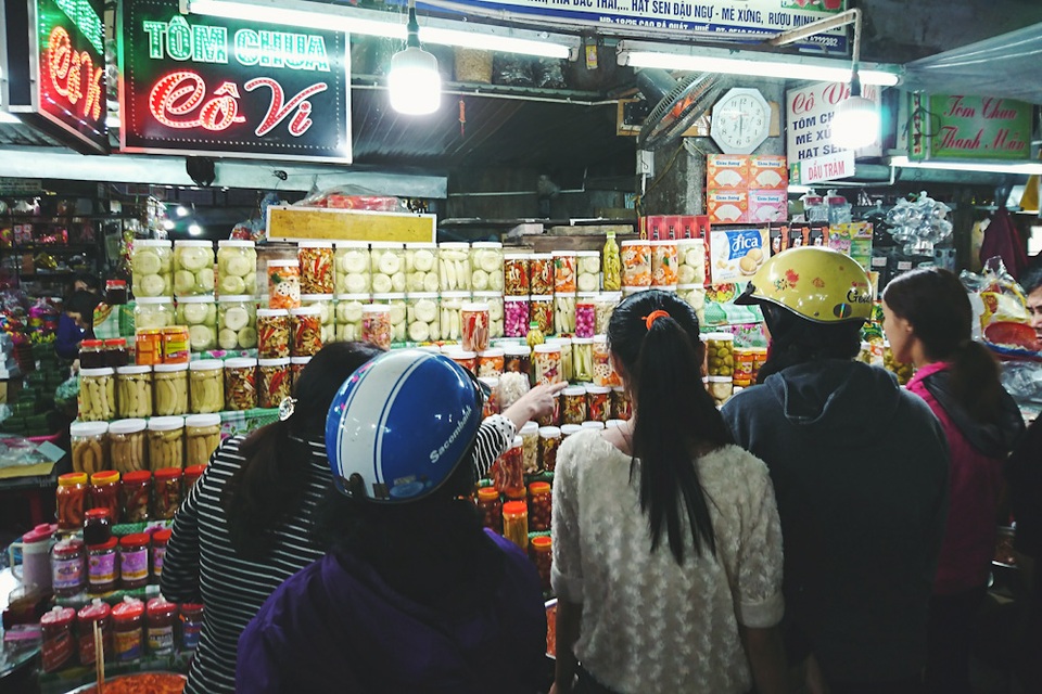 Tôm chua, dưa, hành - những món ăn kèm trong dịp tết thu hút lượng lớn người mua