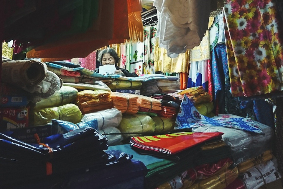 Tính lại sổ sách cuối năm lúc vắng khách