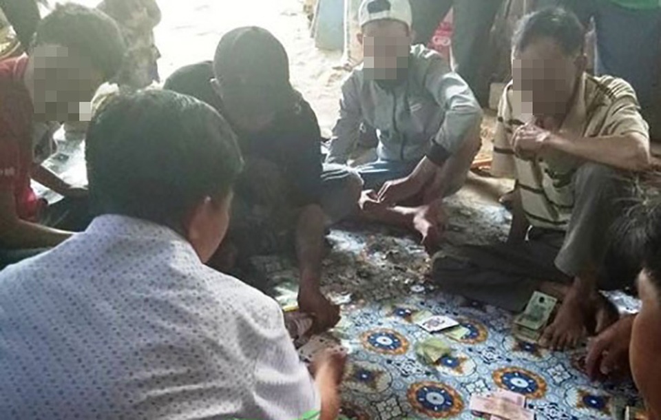 
Hình ảnh nhóm người đang tụ tập sát phạt nhau (ảnh cắt từ clip)
