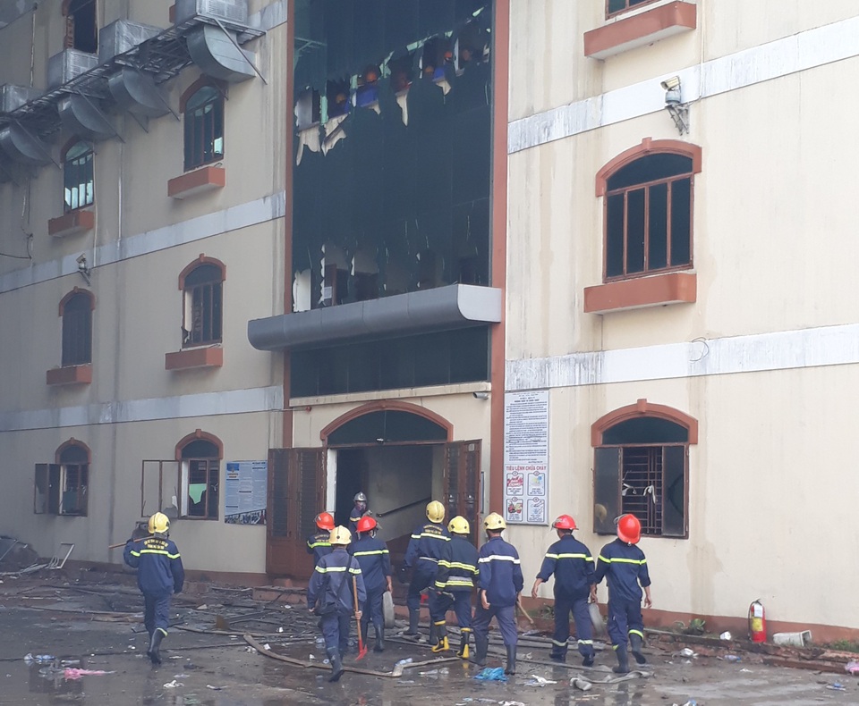 Vụ cháy lớn kéo dài sang ngày thứ 5, lửa vẫn còn âm ỉ - 7 Vụ cháy lớn kéo dài sang ngày thứ 5, lửa vẫn còn âm ỉ - 7