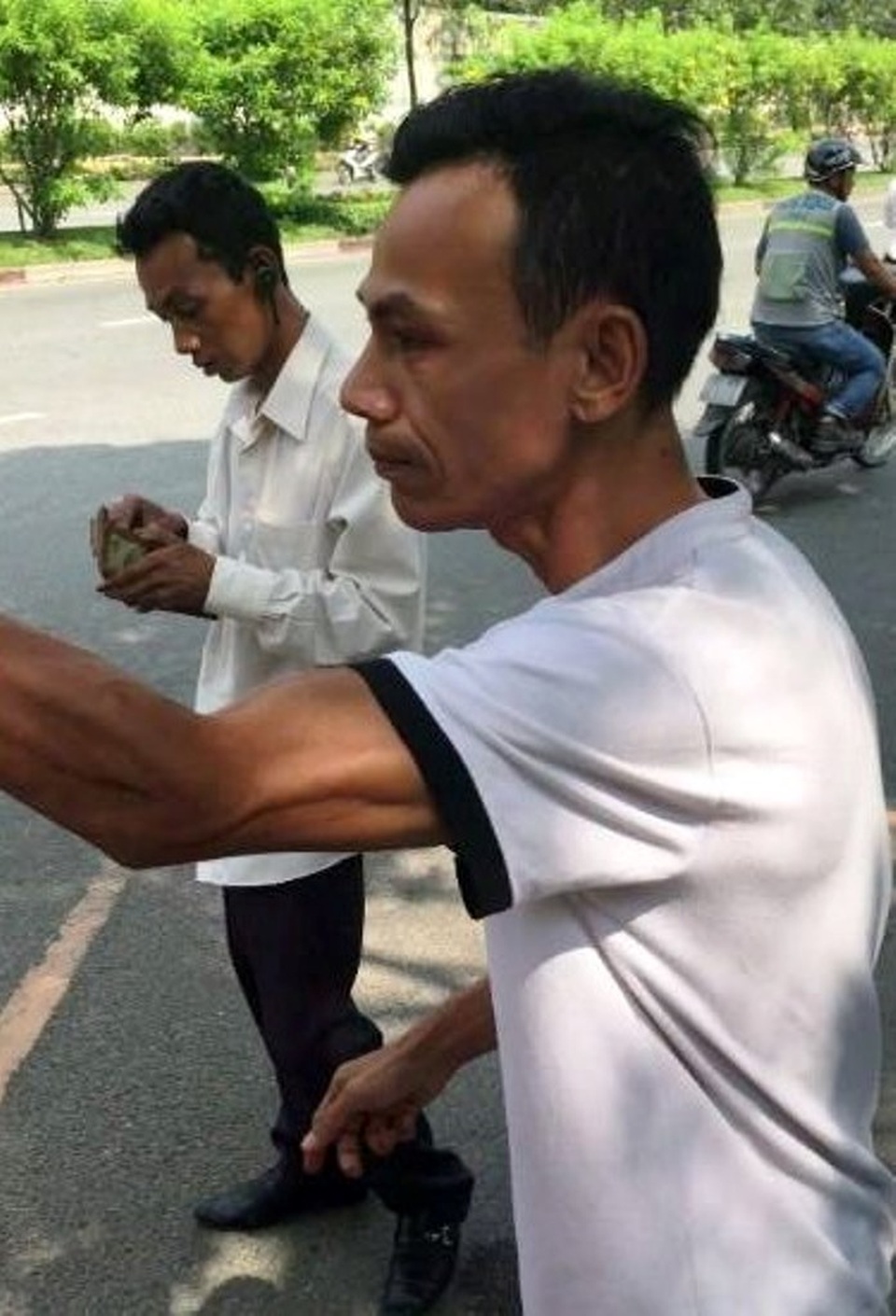 Đối tượng dùng dao lam tự rạch tay rồi tấn công CSGT - 1 Hai anh em Tuấn và Nguyên tại hiện trường