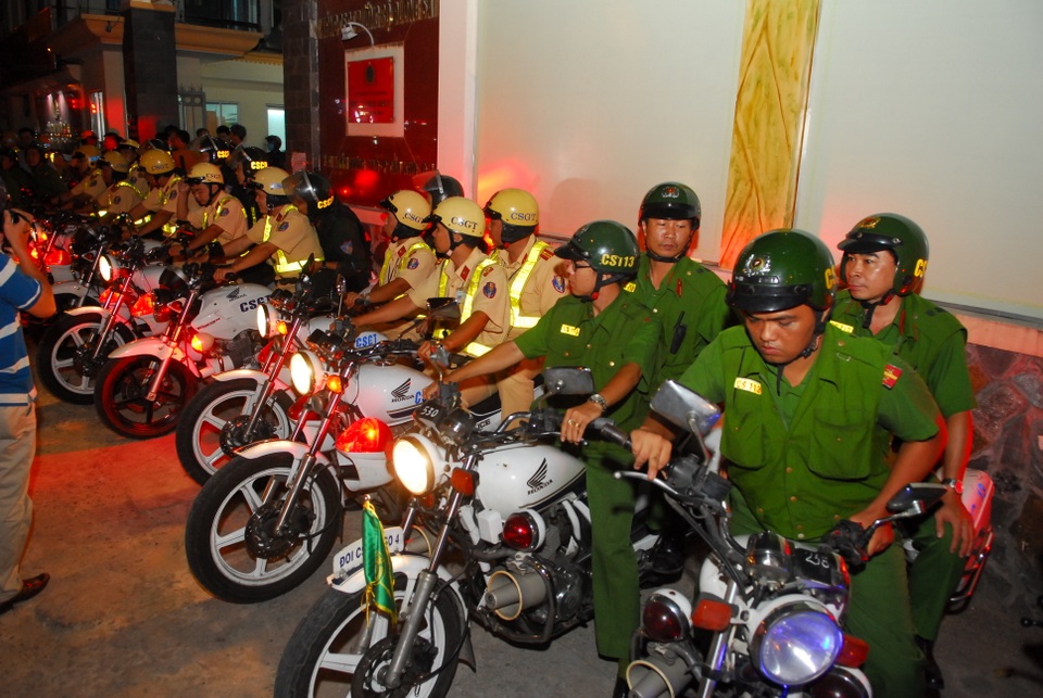 Xử lý các trường hợp dừng xe trên vỉa hè để ngăn ngừa đua xe - 1 Các lực lượng xuất quân tại Phòng PC67