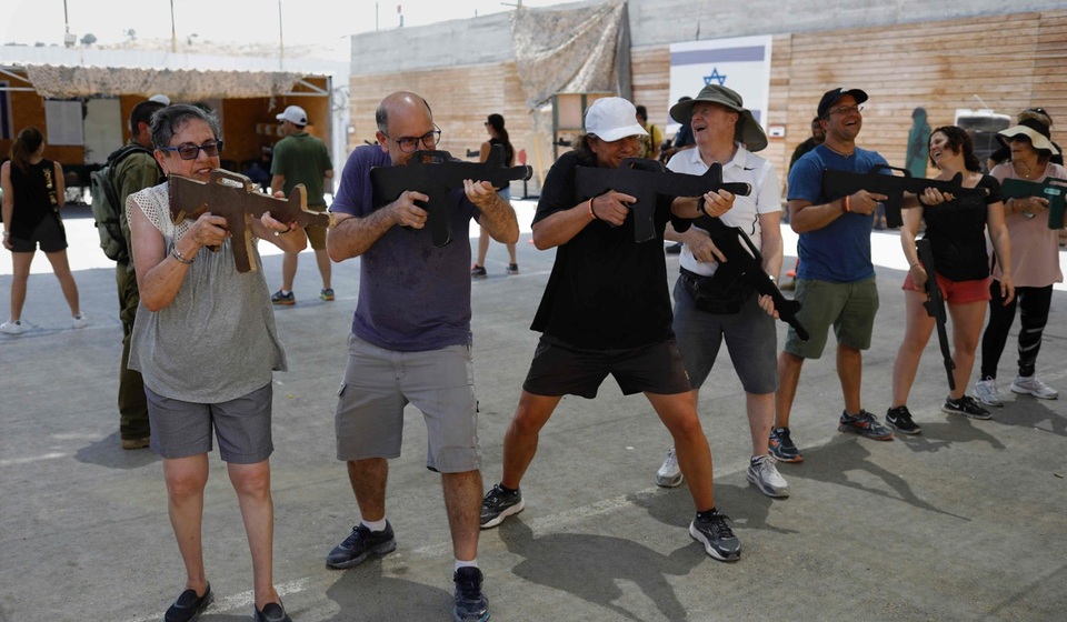 
Dan Cohen, 49 tuổi, đến từ Caracas đã đăng ký cho gia đình tham gia khóa học. Trong khi các con ông chơi súng sơn thì ông và vợ tham gia khóa học hướng dẫn sử dụng vũ khí tự động và cách phản ứng khi có tấn công khủng bố xảy ra. Điều quan trọng hơn cả, ông Cohen muốn biết những người lính Israel đã đưa ra quyết định nhanh chóng trong tình huống nguy cấp như thế nào.
