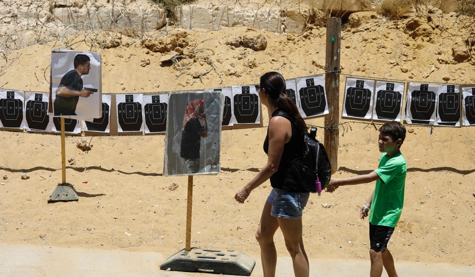 
Caliber 3 đã thuê người hướng dẫn giàu kinh nghiệm có tên Cohen, 41 tuổi. Ông từng là một tay súng bắn tỉa và là thành viên trong đơn vị cảnh sát tinh nhuệ của Israel. “Tôi sẽ cho các bạn thấy cách thức mà quân nhân Israel chiến đấu với những kẻ khủng bố”, ông cho biết.
